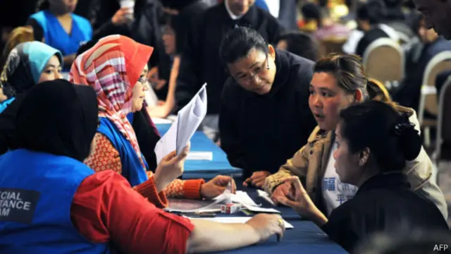 بستگان چینی سرنشینان هواپیما عملکرد و نحوه اطلاع رسانی دولت مالزی را رضایتبخش ندانسته‌اند
