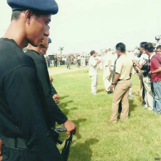 Perjanjian damai Helsinki diikuti perlucutan senjata milik GAM yang dimulai Desember 2005.