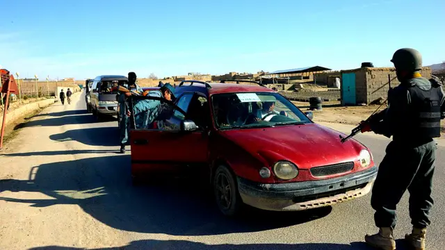 د غزني امنيتي چارواکي لارښوونه ورته شوې، چې پرته له توپير نه هر ډول موټر تلاشي کړي. 