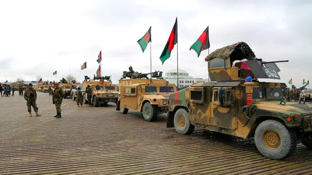 په غزني کې د ملي اردو سرتیري د ټاکنو د امنیت ساتلو د چمتوالي پر ورځ د ورسپارل شويو دندو پر لور د روانېدو تابيا کوي. 