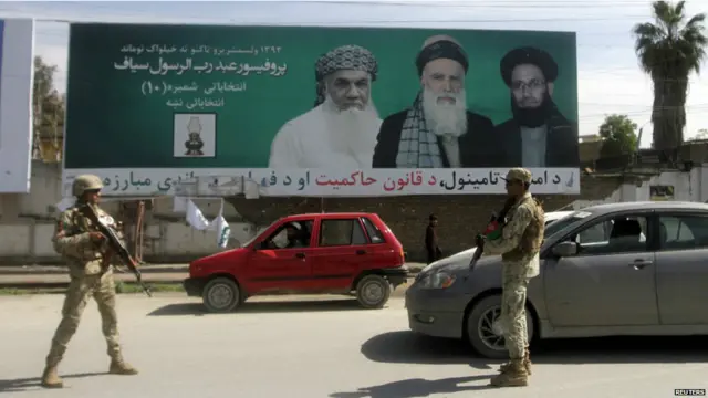 وفرت قوات الأمن سيارات مصفحة وحرس خاص للمرشحين الرئاسيين