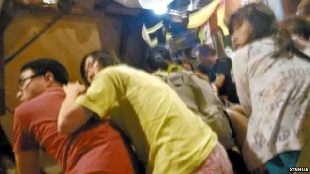 新佳马达度假村内游客得悉发生劫持后于餐厅内躲避(新华社/华西都市报图片2/4/2014)