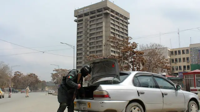 په پلازمېنه کابل کې هم امنيتي ځواکونه د ښار په بېلابېلو برخو کې موټر او خلک تلاشي کوي او امنيتي تدابير يې نيولي دي.