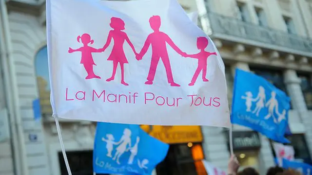 फ्रांस में समलैंगिक शादियों का विरोध करता बैनर