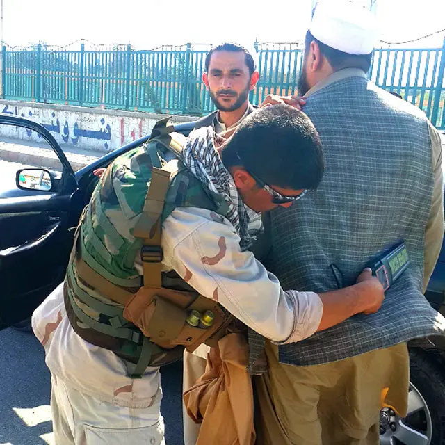 ننګرهار کې هم کلک امنيتي تدابير نيول شوي او امنيتي ځواکونه خلک آن په برېښنايي وسايلو تلاشي کوي. 