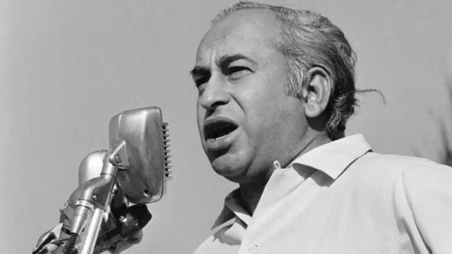 ذوالفقار علی بھٹو سنہ 1971 میں ایک ریلی سے خِطاب کرتے ہوئے۔