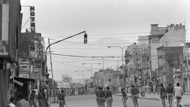 ذوالفقار علی بھٹو کے خلاف قومی اتحاد کی تحریک کے دوران ہونے والے احتجاج کا منظر۔