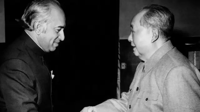 ذوالفقار علی بھٹو چین کے صدر ماؤزے تنگ کے ساتھ مصافحہ کرتے ہوئے۔