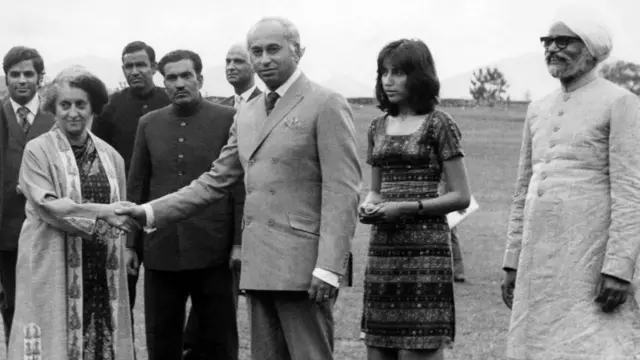 ذوالفقار علی بھٹو کی اپنے صاحبزادی بے نظیر بھٹو کے ساتھ 28 جون سنہ 1972 کو اندار گاندھی کے ساتھ ایک تصویر۔ 