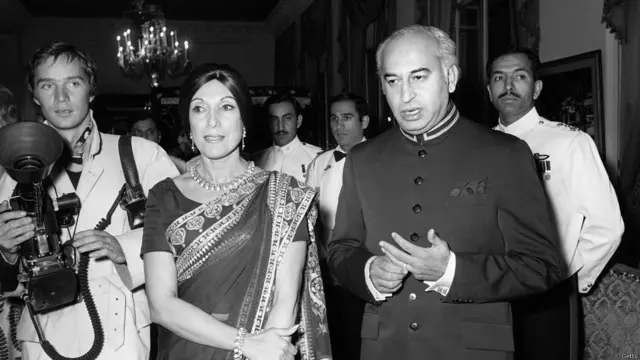 ذوالفقار علی بھٹو اور خاتونِ اول بیگم نصرت بھٹو کی فرانس کے دورے کے دوران 26 جولائی سنہ 1973 کی تصویر۔