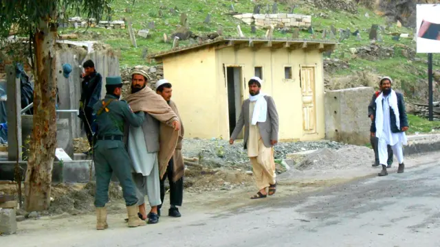 د کونړ مرکز ته ورغلې لارې د امنيتي ځواکونو له لوري څارل کېږي او پوځ او پوليس هڅه کوي د رايې ورکوونکو او رايو ورکولو مرکزونو امنيت خوندي کړي.