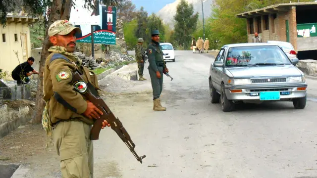 په ۱۳۹۲ کال کې په غازي اباد کې د افغانستان پوځ پر یوې پوستې خونړی برید شوی وو.