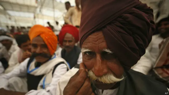 राजस्थान में एक रैली में कुछ गाँव वाले (फाइल फोटो)