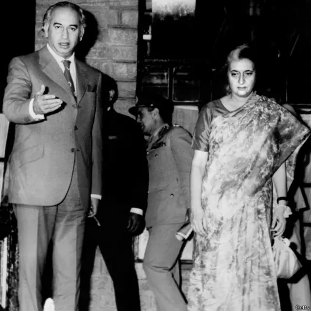 ذوالفقار علی بھٹو اور اندرا گاندھی سنہ 1972 میں بھارت میں شملہ معاہدے کی تفصیلات طے کرنے سے پہلے۔ 