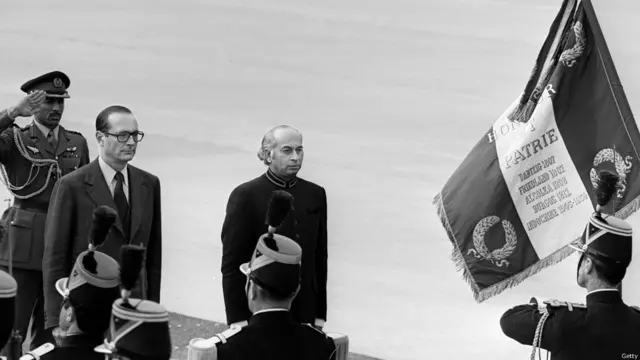 ذوالفقار علی بھٹو فرانس میں اس وقت کے فرانسیسی وزیرِاعظم ژاک شیراک کے ساتھ گارڈ آف آنر کا معائنہ کرتے ہوئے۔