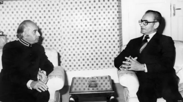 ایران کے شہنشاہ محمد رضا پہلوی کے ساتھ ذوالفقار علی بھٹو بات چیت کرتے ہوئے۔