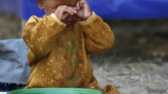 උද්ඝෝෂණයක් පැවැත්වෙන අතර දරුවා සිය උකුළේ සිටි බව බිලිඳාගේ පියා පවසයි