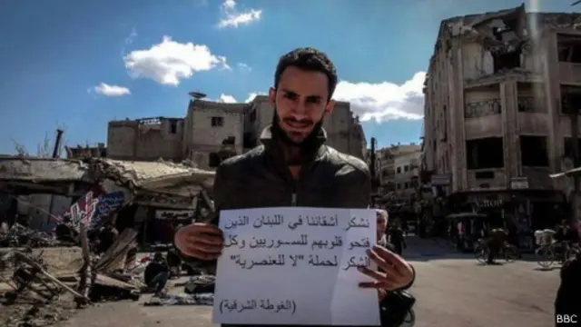 حمل الناشطون بطاقات مدون عليها شعارات مناهضة للتمييز ونشروها على مواقع التواصل الاجتماعي