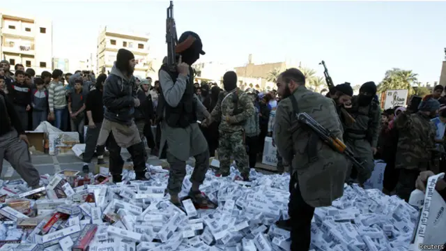 مسلحو (داعش) يتلفون كميات من السجائر في بلدة الرقة