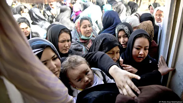 Multitud de mujeres esperando para registrarse antes de los comicios
