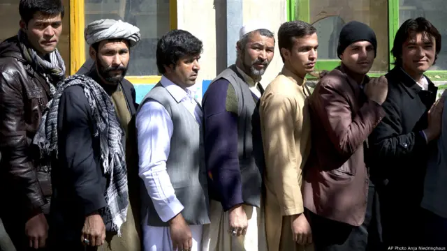 Hombres haciendo fila para votar Foto de Anja Niedringhaus