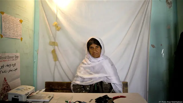 Una mujer se prepara para que le tomen una foto al registrarse para votar Foto Anja Niedringhaus 