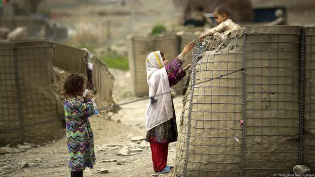 Niños jugando cerca de un sitio de registro electoral