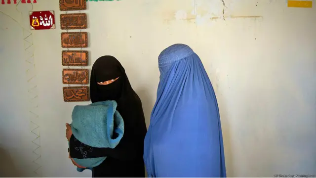 Mujeres con un bebé se registran para votar Foto Anja Niedringhaus