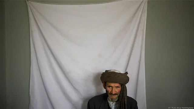 Un hombre se prepara para que le tomen una foto al registrarse para votar Foto Anja Niedringhaus