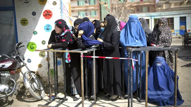Mujeres haciendo fila para registrarse para votar