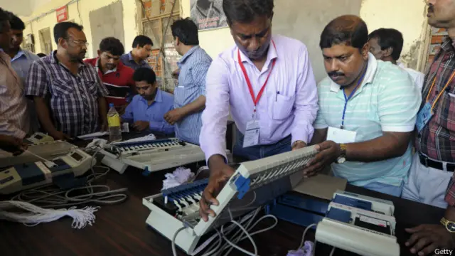 اس مشین کے لیے الیکشن کمیشن اساتذہ اور دوسرے سرکاری اہلکاروں کا استعمال کرتا ہے