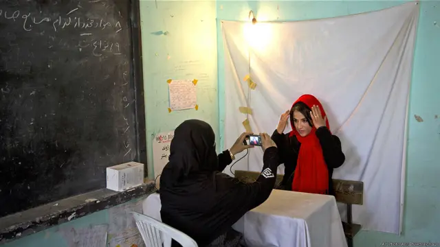 Una joven se prepara para que le tomen una foto en el registro de votación Foto Ana ja Niedringhaus