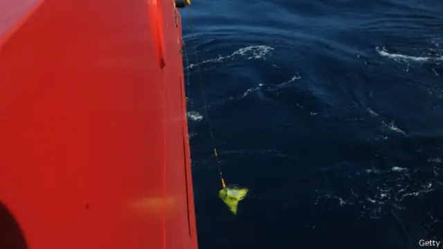 تبحث السفينتان في ممر واحد يبلغ طوله 240 كيلومترا وتلتقيان مع بعضهما البعض