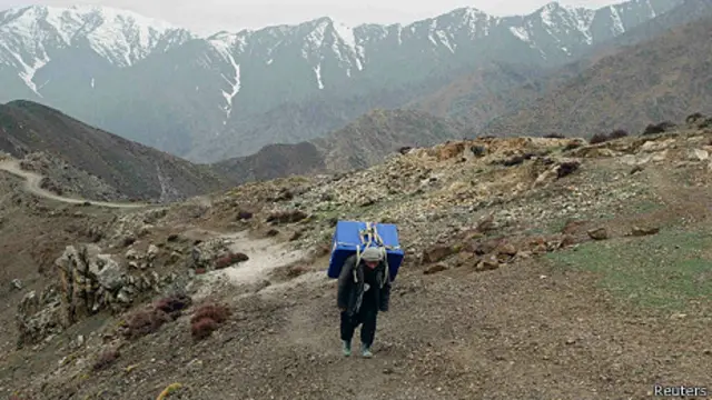 Uh hombre traslada una urna en Shutul, provincia de Panjshir 