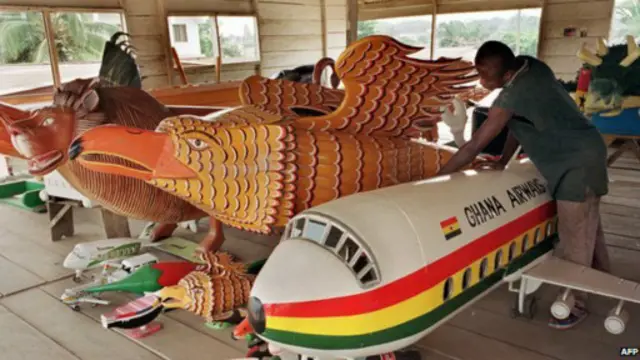 يفخر الغانيون بإقامة جنازات فاخرة، وبدفن موتاهم في أكفان متطورة تتخذ أشكالا كهذه.