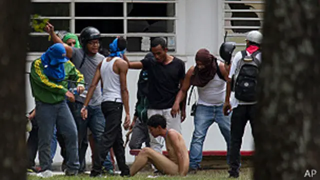 Estudiante es desnudado por una turba en la Universidad Central de Venezuela