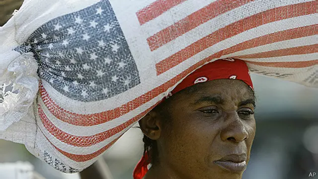 Mujer con comida donada por la USAID