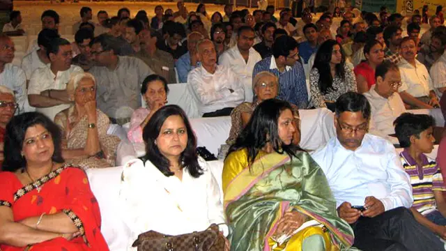 اردو اور مشاعرے میں دلچسپی رکھنے والے افراد بڑی تعداد میں وہاں موجود تھے