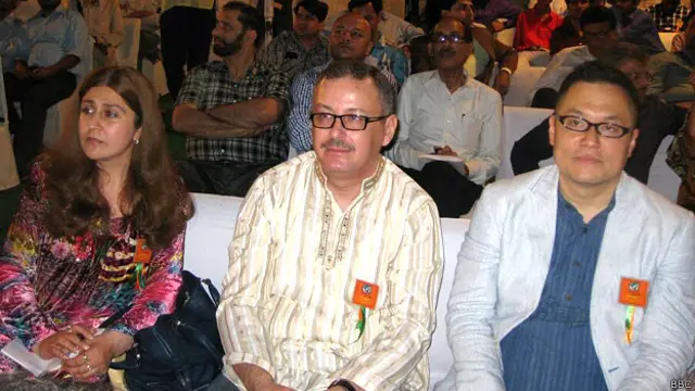 یہاں چین، ترکی اور پاکستان کے شاعر و شاعرات کو دیکھا جا سکتا ہے