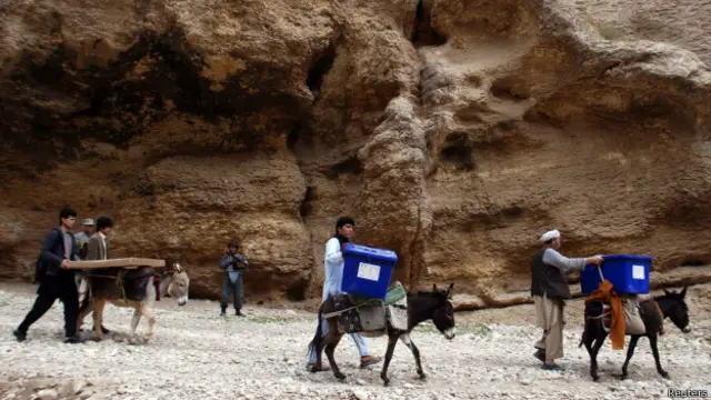 ’کمیشن کا عملہ صلاحیت کے بجائے نسلی، لسانی اور علاقائی بنیادوں پر لیے جانے کا امکان ہے۔‘ افغان شہری ایمل خٹک کا تاثر