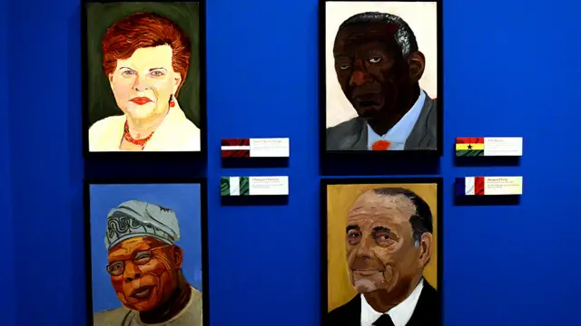 तीन जून तक चलने वाली इस प्रदर्शनी में लातविया की राष्ट्रपति (ऊपर से बाएं) , घाना के पूर्व राष्ट्रपति जॉन कूफोर. नाइजीरिया के राष्ट्रपति (निचली पंक्ति में बाएं से) ओलूसेगुन ओबासांजो और फ्रांस के पूर्व राष्ट्रपति जैक शिराक की पेंटिंग.