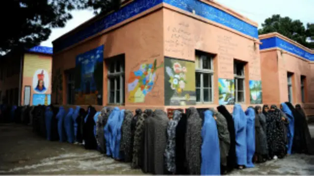 میلیونونو افغانانو په باراني ورځ ساعتونه ساعتونه د رای ورکولو لپاره انتظار ویوست،