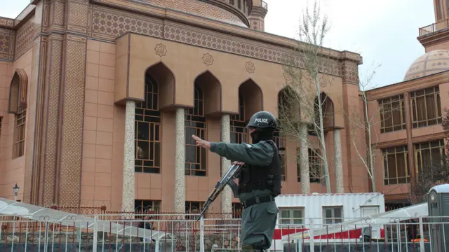 د کابل هر واټ کې پولیس او د ملي اردو سرتېري ولاړ دي او موټر څاري او تلاشي کوي.