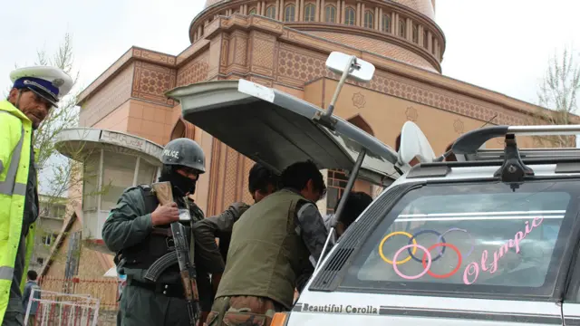 کابل ښار کې پولیس هر ګرځېدونکی موټر پلټي. 