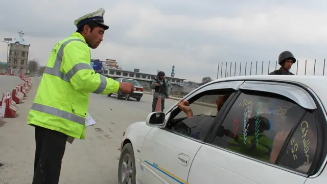 له امنیتي ځواکونو سره ترافیک هم د نظم او امنیت نیولو کې همکاري کوي.