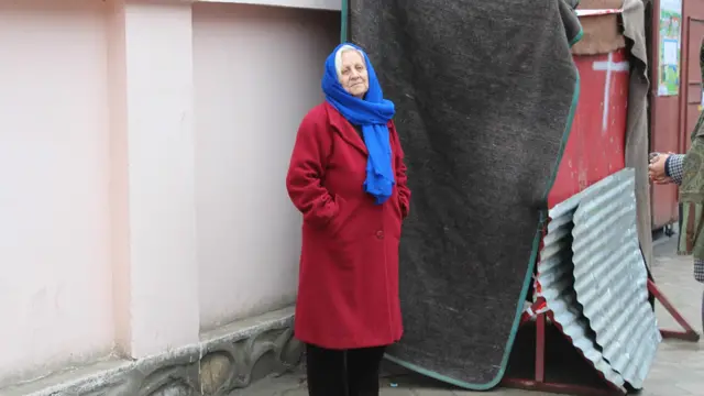 د راې ورکولو لپاره مرکزونو ته ډېرې زړې مېرمنې هم ورغلې وې، چې په ډېر زغم او هیله مندۍ یې راې ورکولو ته خوښي ښووله.