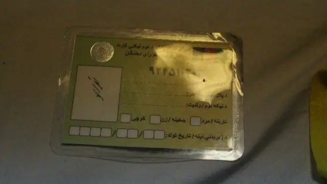 د راې ورکولو د یوه مرکز مشره وايي "کله چې مې ولېدل د راې ورکوونکي د رایې کارت نه نوم درلود او نه عکس نو اجازه مې ورنه کړه چې رایه ورکړي. له دې سره هغې میرمنې لوړ پوړو چارواکو ته زنګ هم وواهه او زما سره د خبرو کول کوښښ وکړ خو په هر حالت کې ما د رایې ورکولو اجازه ورنه کړه." 