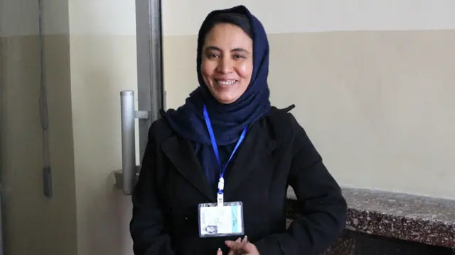 عابد ه مجید زاده، د استاد زلیخا اکبرزاده ناظره، زه دلته اووه او لس دقیقې وي چې راورسیدوم هرڅه په خپل وخت پیل شول، تر اوسه خو نظم ښه دی، او چارواکي له خلکو سره مرسته هم کوږي، ځینې خلک نه پوهېږی چې څنګه رایه ورکړي دوی ورته په ورین تندي لارښونه کوي.