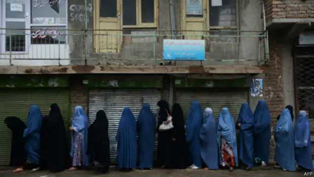 阿富汗选民在排队等待投票（05/04/2014）