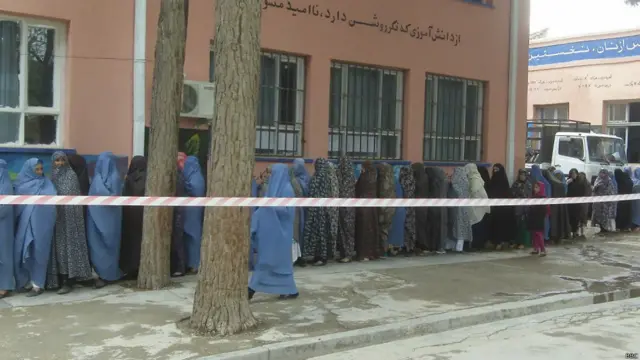 د هرات والي وايي، د ښځو ګډون په رای اچونه کې ښه و، چې په وینا یې ولسوالیو کې ۳۴ سلنه ګډون کوونکي ښځې وې خو دا شمېره په ښار کې زیاته وه.